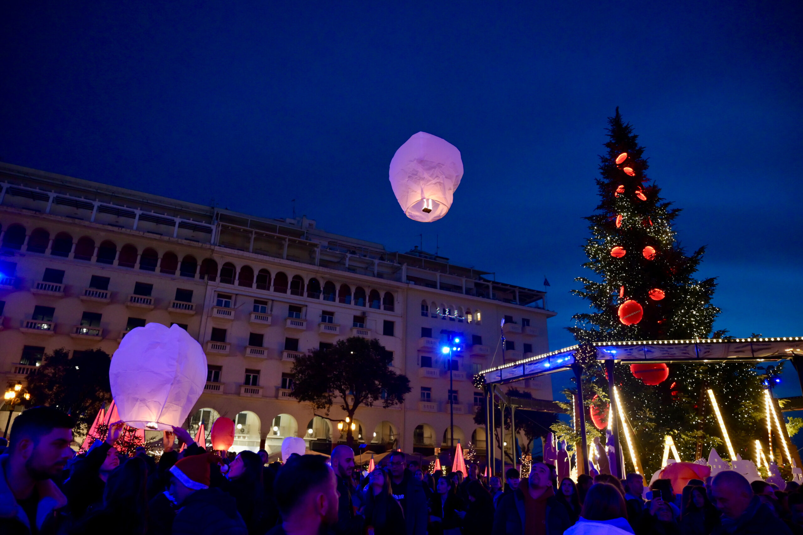 Τα φαναράκια των ευχών στον ουρανό της Θεσσαλονίκης