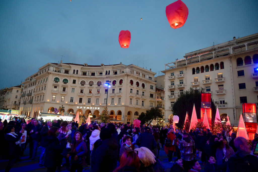 Αθήνα και Θεσσαλονίκη έτοιμες να υποδεχτούν το νέο έτος – Η ΕΡΤ υποδέχεται το 2024 στο Σύνταγμα με Ν. Πορτοκάλογλου και Μ. Σάττι