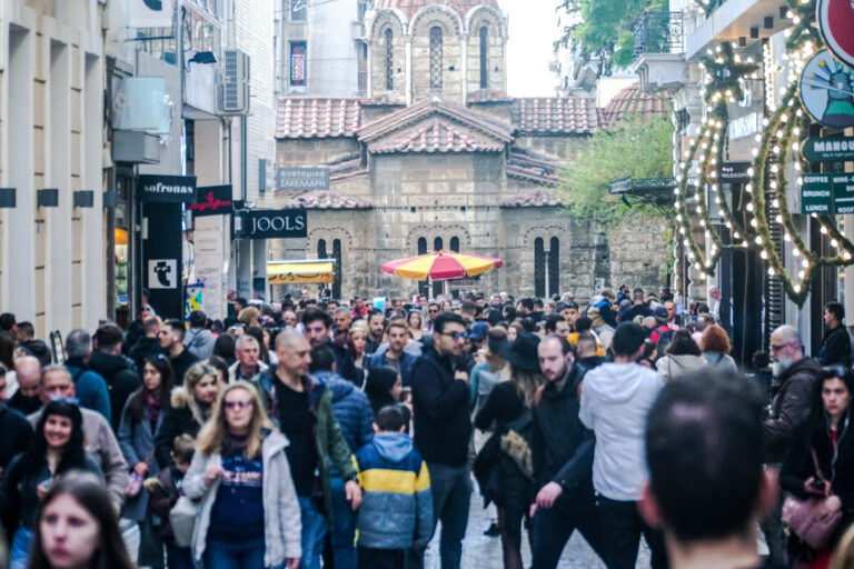 Σε ισχύ το εορταστικό ωράριο για τα τελευταία ψώνια του χρόνου – Ανοιχτά και την Κυριακή