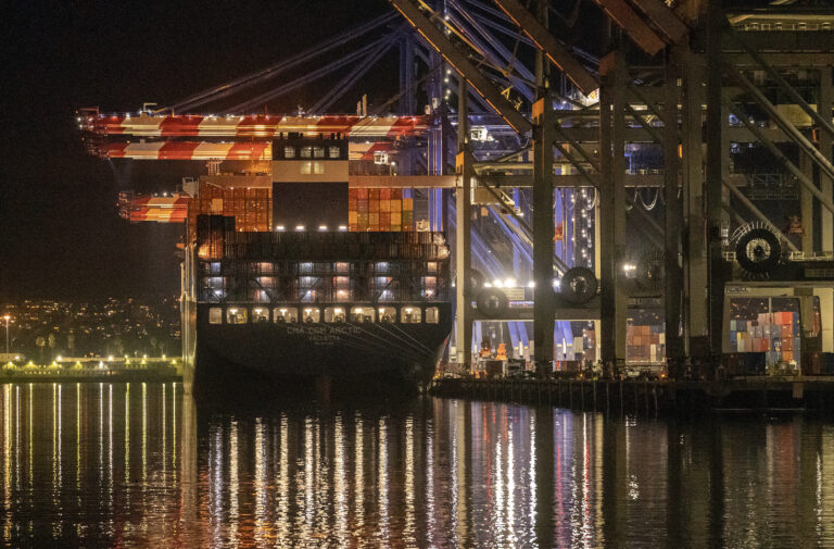 Η Maersk αναστέλλει για 48 ώρες τη διέλευση των πλοίων της από την Ερυθρά Θάλασσα