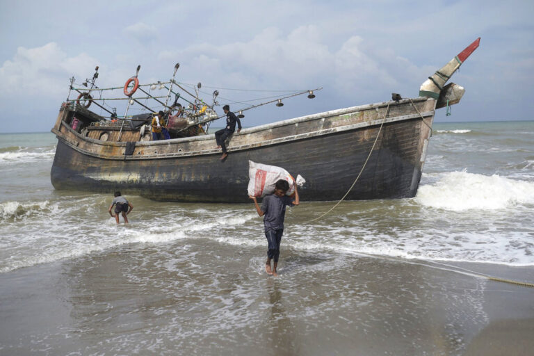 Ινδονησία: Πάνω από 100 πρόσφυγες Ροχίνγκια έφτασαν στη χώρα – Κάτοικοι απειλούν ότι θα τους στείλουν πίσω στη θάλασσα