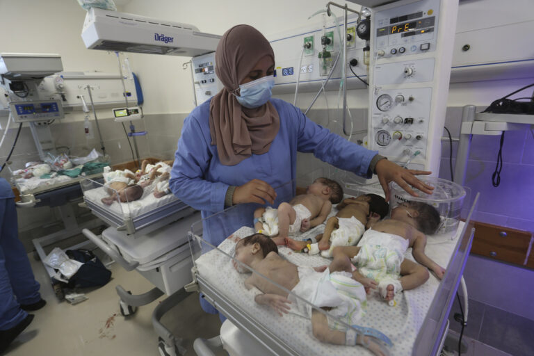 Λωρίδα της Γάζας: 29χρονη γέννησε τετράδημα μέσα στα χαλάσματα