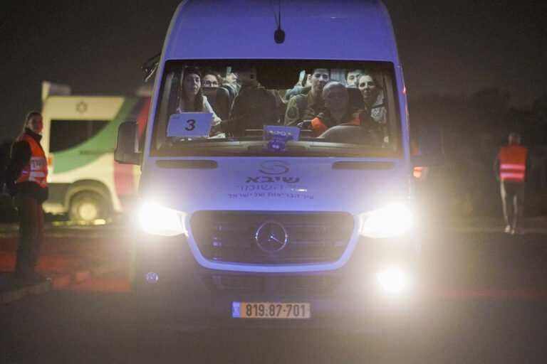 Η ΕΡΤ στο Ισραήλ: Πληροφορίες ότι η Χαμάς έδινε ηρεμιστικά στους ομήρους που απελευθέρωνε – Χαγκάρι: Περάσαμε στην 3η φάση των επιχειρήσεων