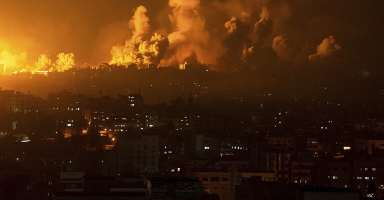 Ισραηλινό σφυροκόπημα στη Γάζα – Πάνω από 10.000 τα αεροπορικά πλήγματα αφότου ξέσπασε ο πόλεμος με τη Χαμάς