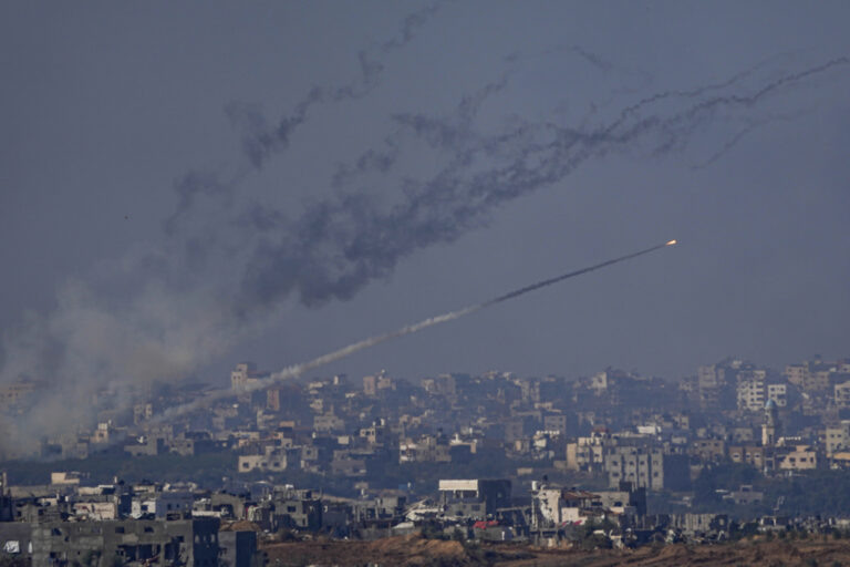 Μάχες Ισραήλ – Χαμάς μετά τη λήξη της εκεχειρίας: Ισραηλινοί καλούν τους Παλαιστίνιους να εκκενώσουν μοιράζοντας χάρτες