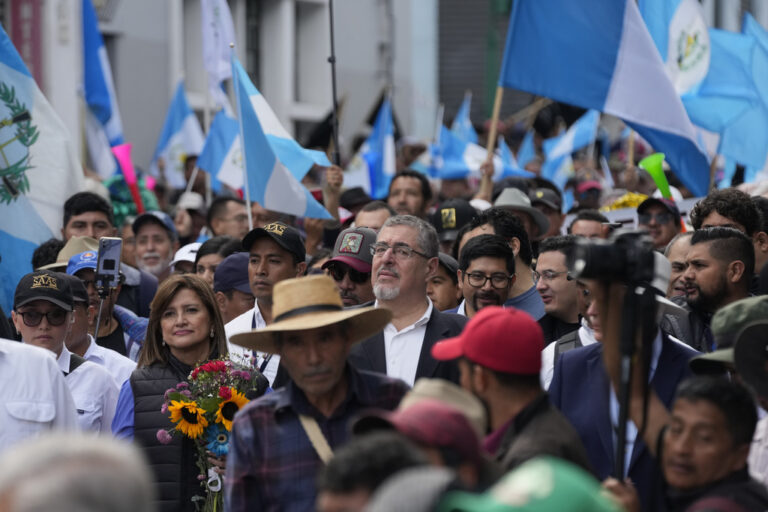 Γουατεμάλα: Ο εκλεγμένος πρόεδρος Μπερνάρντο Αρέβαλο επικεφαλής διαδήλωσης «κατά της διαφθοράς»