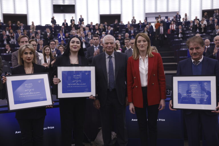 Βραβείο Ζαχάρωφ 2023 – Ευρωπαϊκό Κοινοβούλιο: Στην Mahsa Amini και το ιρανικό κίνημα γυναικών – Εκπρ. Κινήματος: Ενώσαμε άνδρες – γυναίκες με αλληλοϋποστήριξη