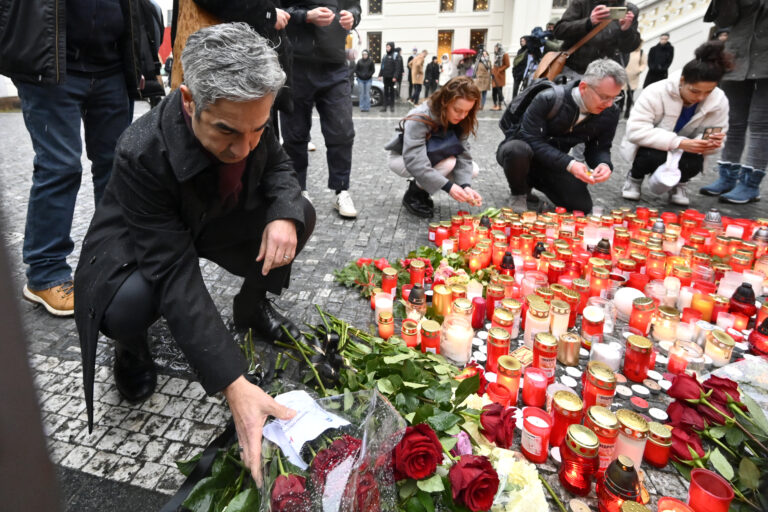 «Από τύχη γλιτώσαμε»: Αυτόπτες μάρτυρες μιλούν στην ΕΡΤ για το μακελειό στην Πράγα – Ύποπτος για άλλους δύο φόνους ο δράστης
