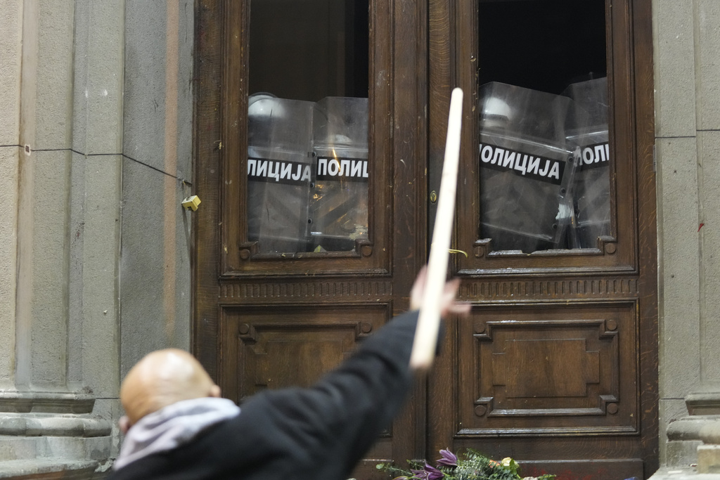 Επεισόδια έξω από το δημαρχείο του Βελιγραδίου από υποστηρικτές της αντιπολίτευσης – Προσπάθησαν να εισβάλουν στο κτήριο