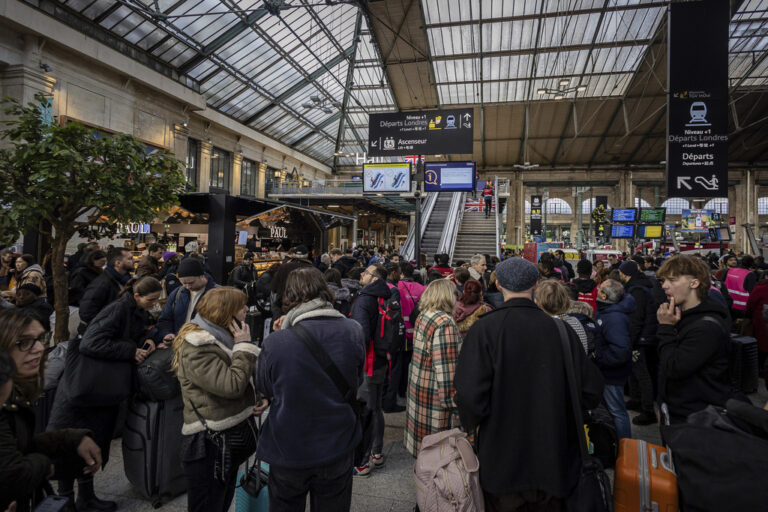 Εγκλωβισμένοι 30.000 επιβάτες μετά την ακύρωση 41 δρομολογίων του Eurostar – Πότε θα αποκατασταθεί η κυκλοφορία