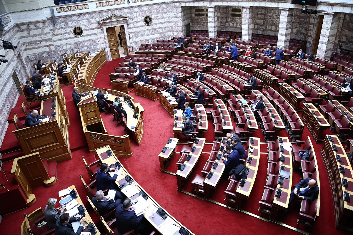 Συζητείται στη Βουλή το μίνι ασφαλιστικό: Ονομαστική ψηφοφορία ζήτησε ο ΣΥΡΙΖΑ –  Αντιδράσεις στη διάταξη για τους μετανάστες