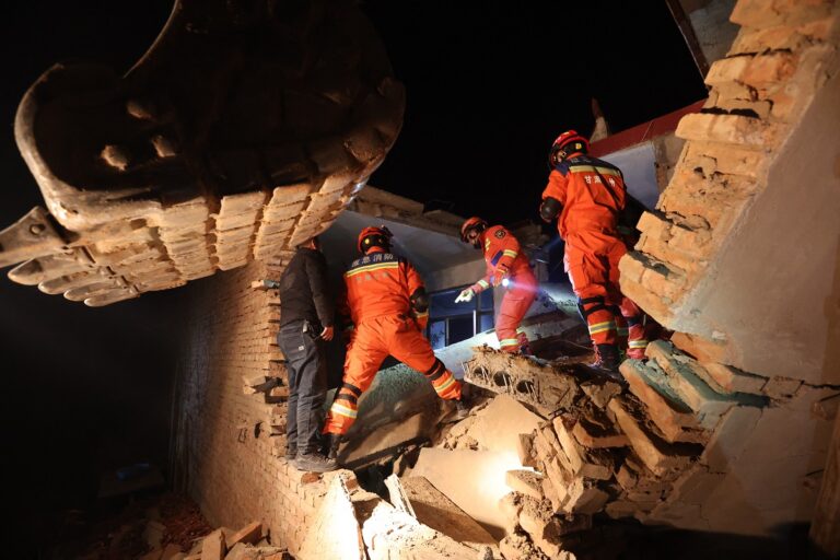 Στους 149 έφθασαν οι νεκροί από τον ισχυρό σεισμό στη βορειοδυτική Κίνα – Χιλιάδες σπίτια καταστράφηκαν