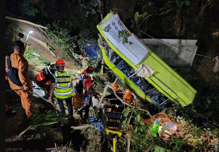 Τραγωδία στις Φιλιππίνες – Δεκαεπτά νεκροί από πτώση λεωφορείου σε χαράδρα