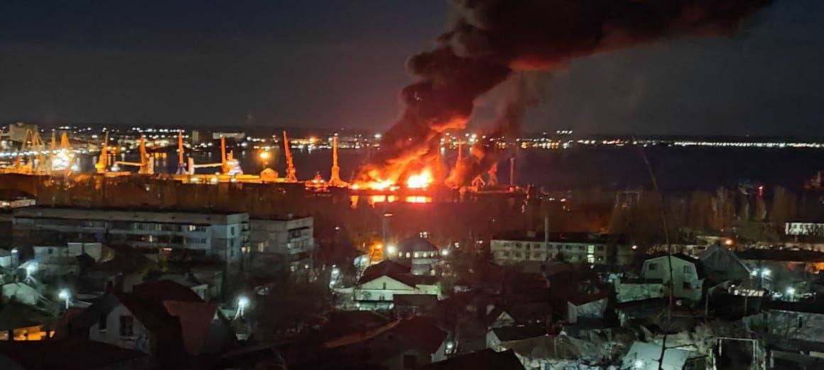 Ουκρανία: Βίντεο από την ανατίναξη ρωσικού πλοίου στην Κριμαία – Νεκρό και τραυματίες επιβεβαιώνει η Μόσχα
