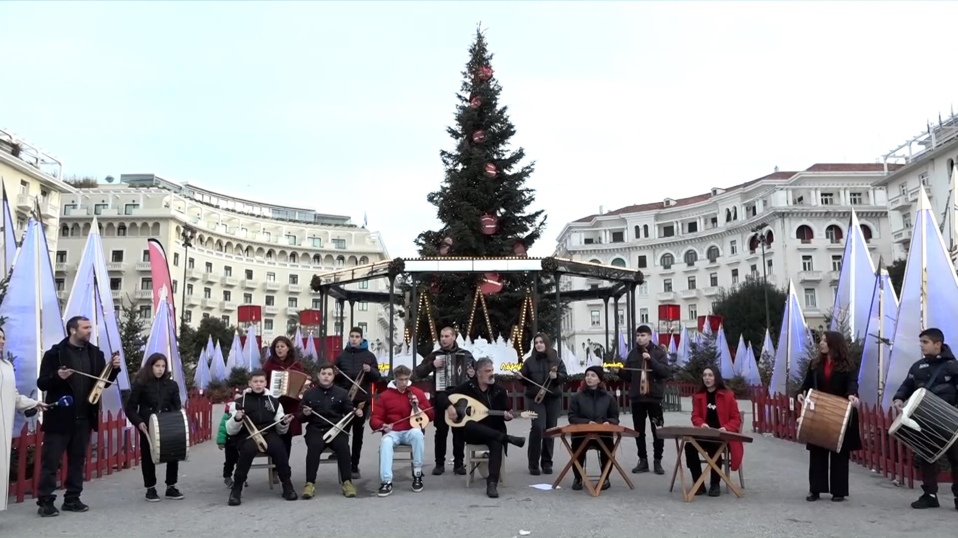 Παραδοσιακά κάλαντα και χριστουγεννιάτικες μελωδίες σε κάθε γωνιά της Ελλάδας