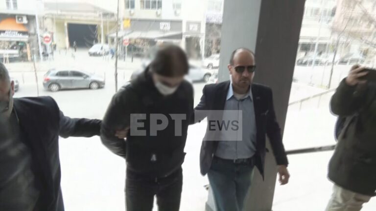 Θεσσαλονίκη: Στον Εισαγγελέα ο Νορβηγός που σκότωσε τον αστυνομικό- Πολίτες αφήνουν λουλούδια στη μνήμη του