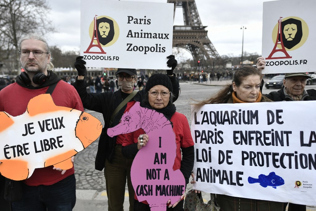 Aκτιβιστές φιλοζωικών οργανώσεων έξω από το Ενυδρείο του Παρισιού ενάντια στο ρεβεγιόν που οργανώνει