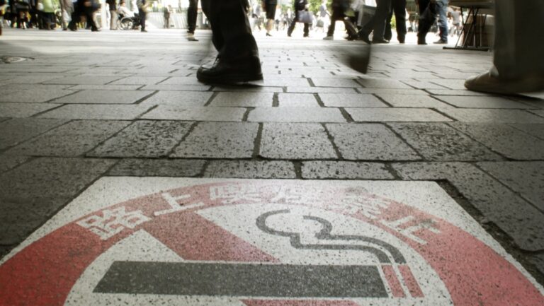 Γαλλία: Αύξηση φόρων στα τσιγάρα-Απαγόρευση καπνίσματος σε παραλίες, πάρκα και κοντά σε σχολεία