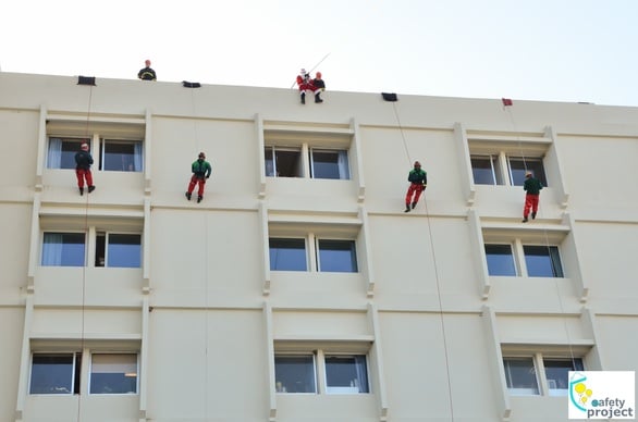 Πάτρα: Γιορτή αγάπης για τα παιδιά που νοσηλεύονται – Άνδρες της 6ης ΕΜΑΚ έκαναν rappel από την οροφή του νοσοκομείου