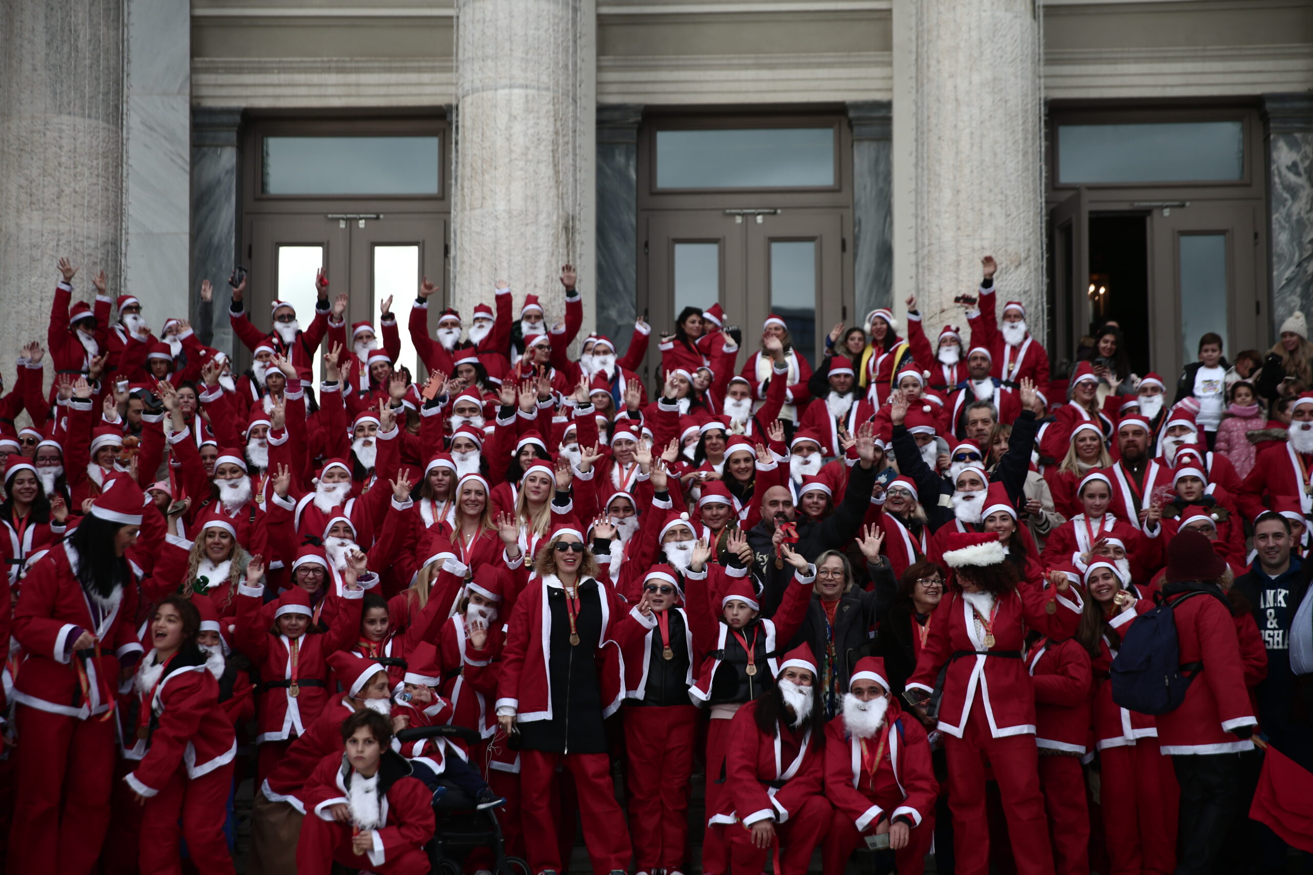 Γέμισε Αγιοβασίλιδες ο Πειραιάς για το 4ο Santa Run Piraeus