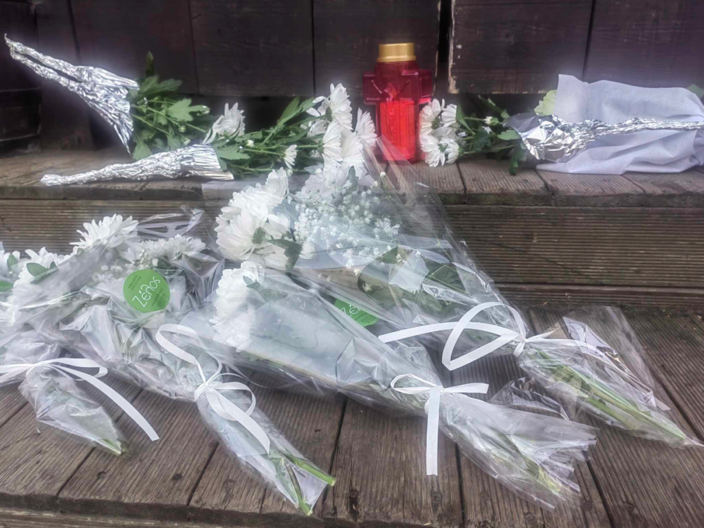 Θεσσαλονίκη: Στον Εισαγγελέα ο Νορβηγός που σκότωσε τον αστυνομικό- Πολίτες αφήνουν λουλούδια στη μνήμη του