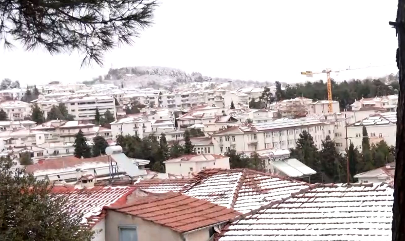 Θυελλώδεις άνεμοι και χιόνια σε ημιορεινές περιοχές στη Βόρεια Ελλάδα