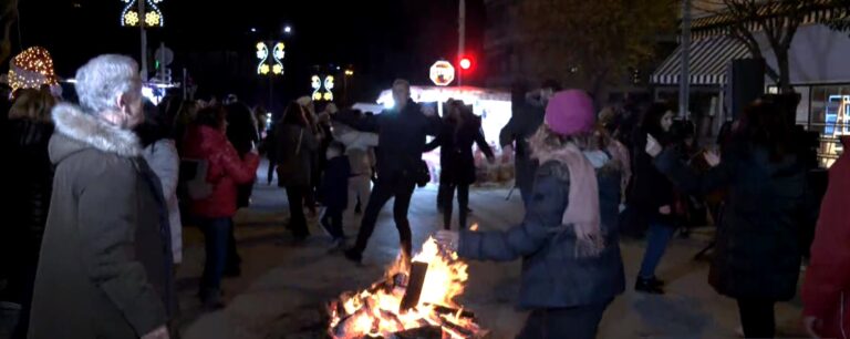 Θεσσαλονίκη: Άναψαν φωτιές στο Επταπύργιο- Αναβίωσε το έθιμο με τις «Κλαδαριές»