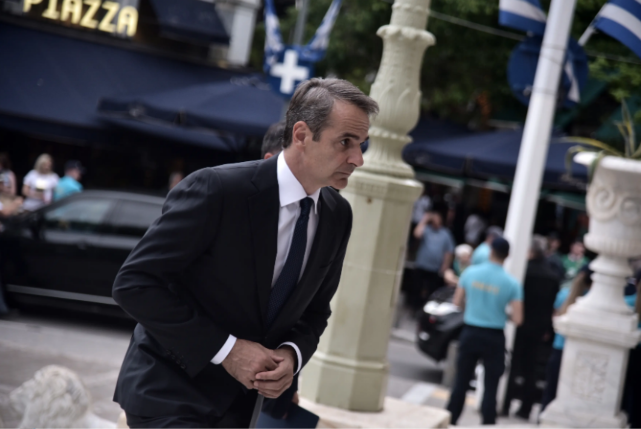 Θεσσαλονίκη: Ο πρωθυπουργός στην κηδεία του αστυνομικού που έχασε τη ζωή του από φωτοβολίδα