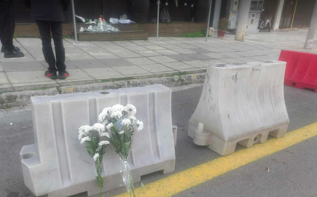 Θεσσαλονίκη: Στον Εισαγγελέα ο Νορβηγός που σκότωσε τον αστυνομικό- Πολίτες αφήνουν λουλούδια στη μνήμη του