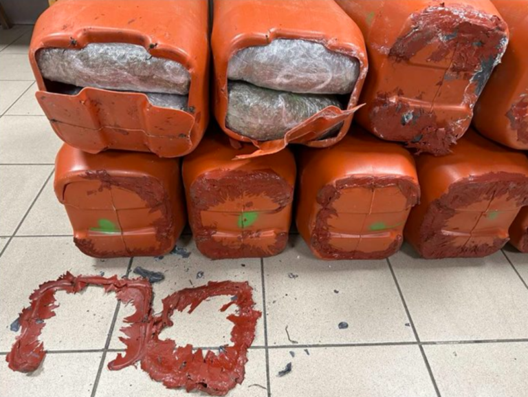 Θεσσαλονίκη: Έκρυβαν 54 κιλά χασίς σε πλαστικά μπιτόνια μέσα σε ΙΧ φορτηγό