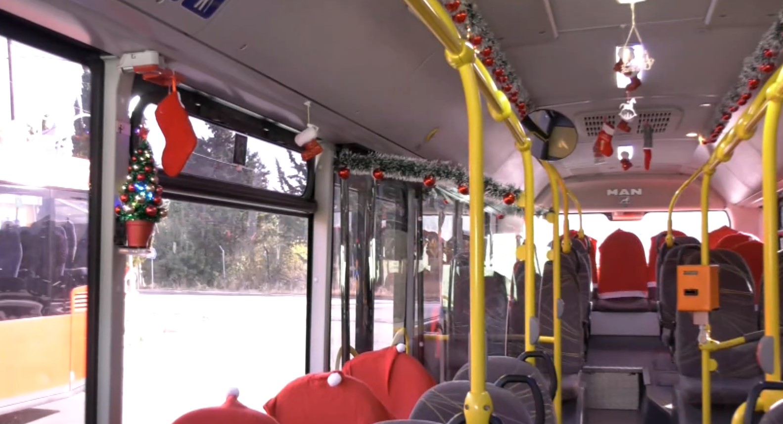 Θεσσαλονίκη: Στολίστηκε και κυκλοφορεί το πιο χριστουγεννιάτικο λεωφορείο