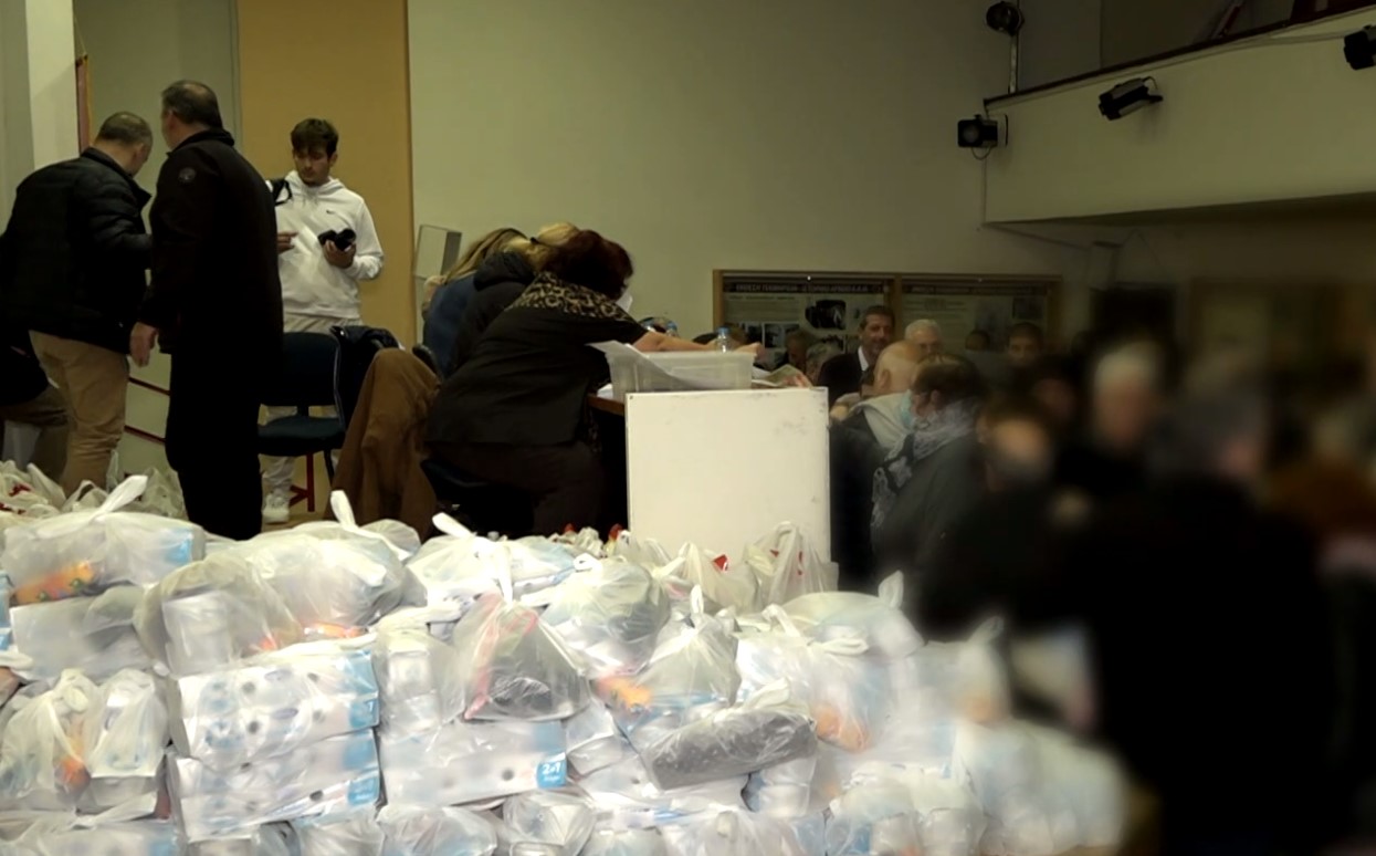 «Βραδιά ανέργων»: Μέλη του Εργατικού κέντρου παρέδωσαν τρόφιμα σε ευάλωτους