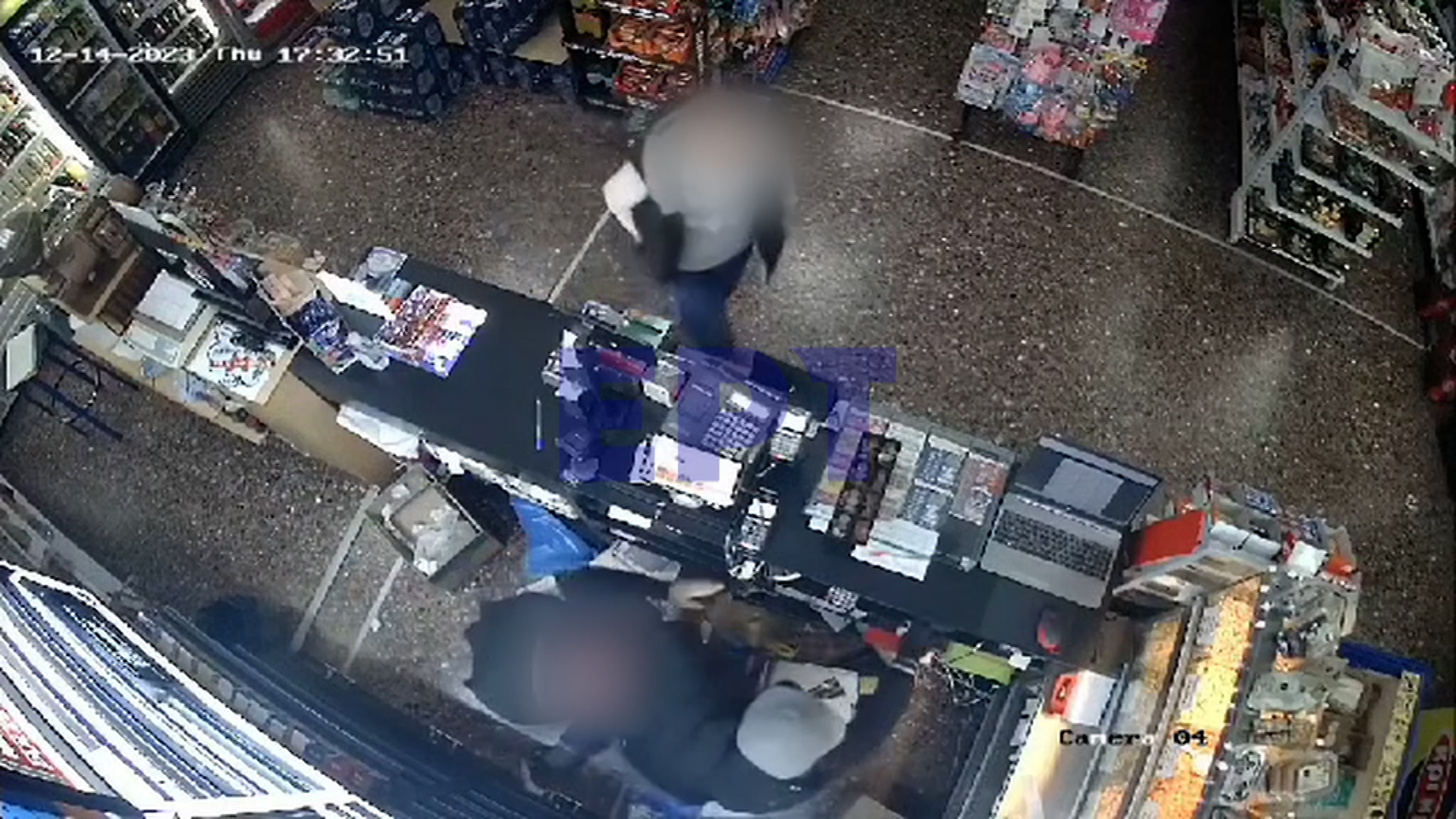 Βίντεο ντοκουμέντο από ληστεία σε μίνι μάρκετ στη Θεσσαλονίκη – Ο δράστης ακινητοποίησε με τη χρήση βίας την υπάλληλο