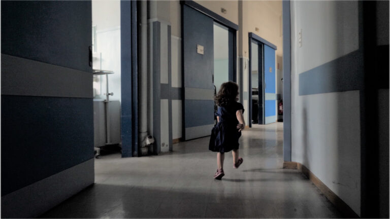 «Το Καταφύγιο Στην Ομόνοια» – Πρώτη δημόσια προβολή στο Ρομάντσο στις 21 Δεκεμβρίου