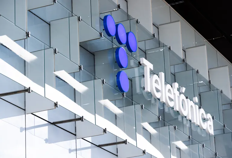 Ισπανία: Η κυβέρνηση αγοράζει το 10% της Telefónica για να αντιμετωπίσει τη Σαουδική Αραβία, επικαλούμενη «εθνικούς λόγους»