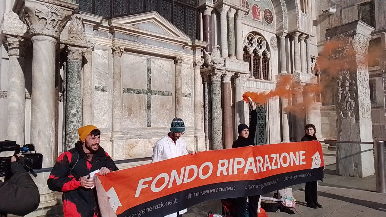 Βενετία: Ακτιβιστές έριξαν λάσπη στη βασιλική εκκλησία του Αγίου Μάρκου