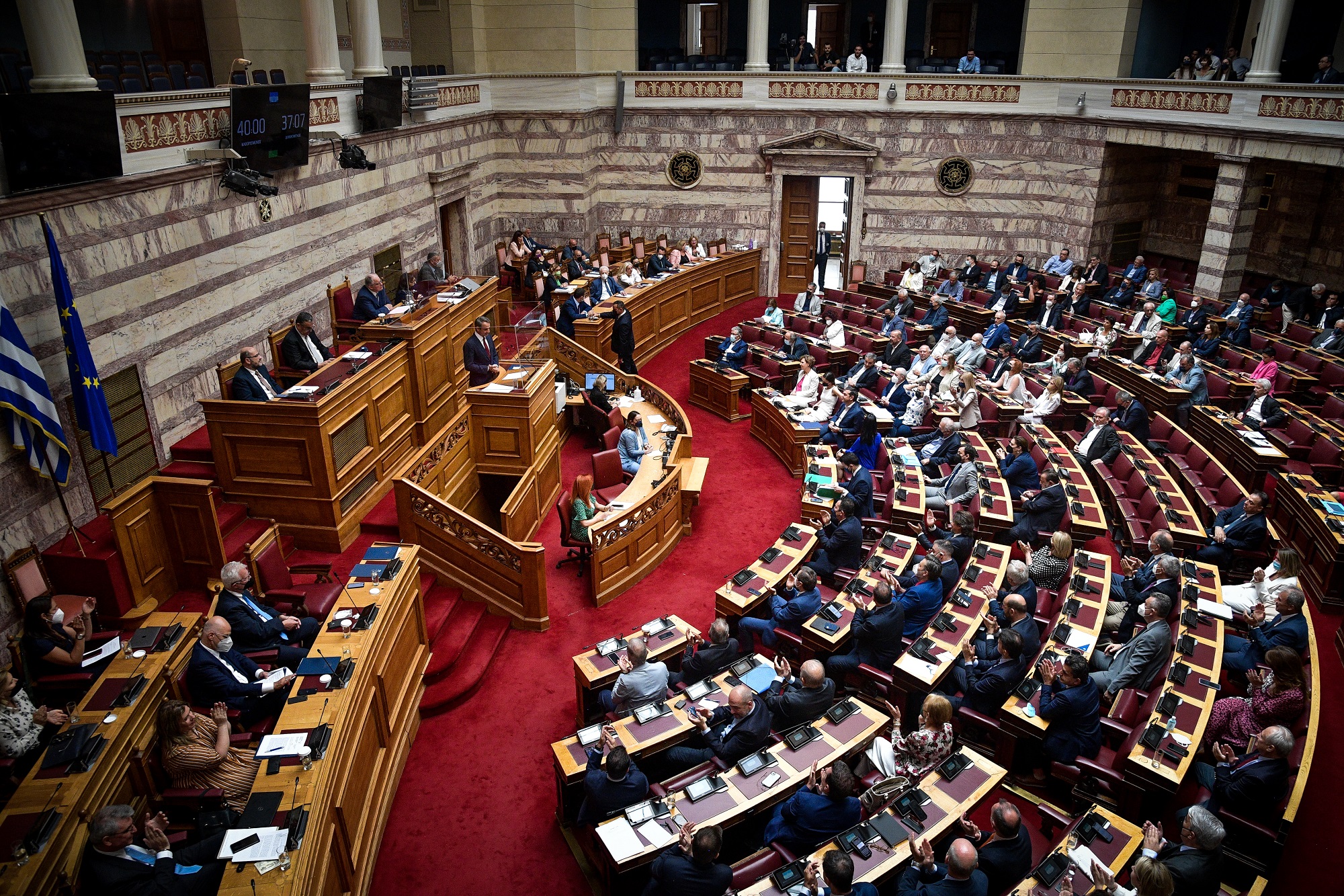 Βουλή: Ψηφίστηκαν το νομοσχέδιο για το Ελληνικό Κτηματολόγιο και η τροπολογία για το «Καλάθι του Άη Βασίλη»