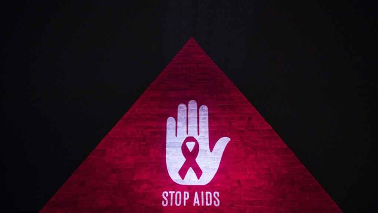 HIV/AIDS – Μαγιορκίνης: Αύξηση των διαγνώσεων στην Ελλάδα το 2023 – Πού οφείλεται