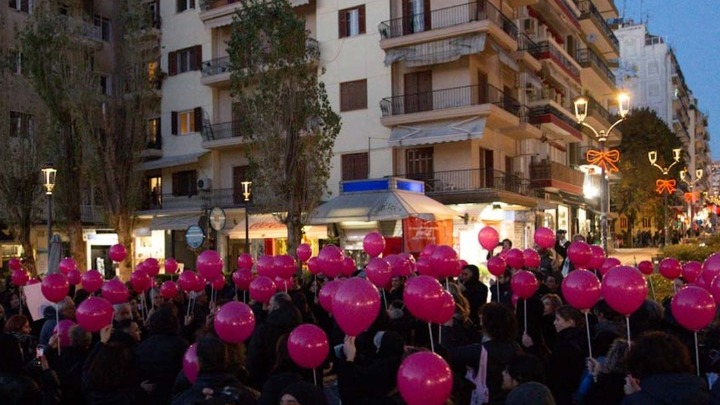 Δράση δρόμου με κόκκινα μπαλόνια από εργαζόμενους στα προγράμματα απεξάρτησης