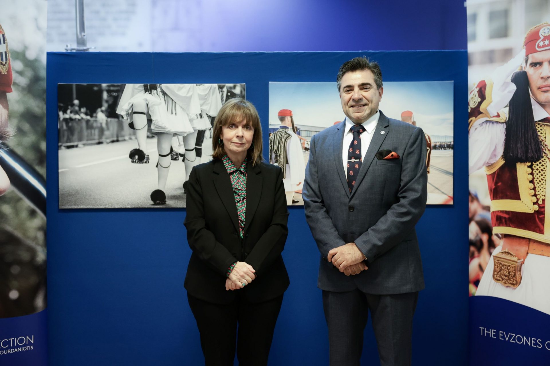 Ομογενής δωρίζει συλλογή φωτογραφιών των Ευζώνων στην Προεδρία της Ελληνικής Δημοκρατίας
