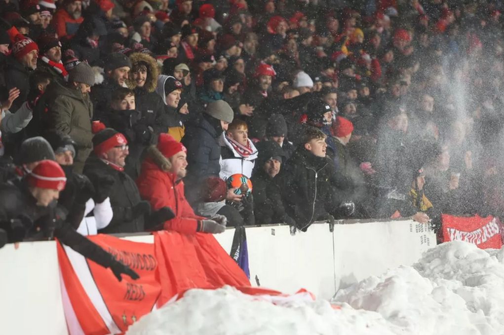 Οπαδοί πετούσαν χιονόμπαλες στον γκολκίπερ και ο διαιτητής διέκοψε προσωρινά το ματς (video)