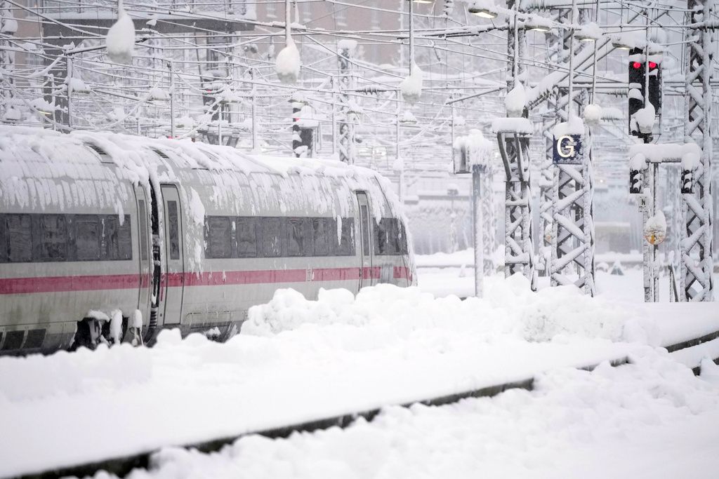 Γερμανία: Πάγωσε το Μόναχο με χιονόπτωση – ρεκόρ, μπλακ άουτ στις συγκοινωνίες – «Μείνετε σπίτι!» (εικόνες – βίντεο)
