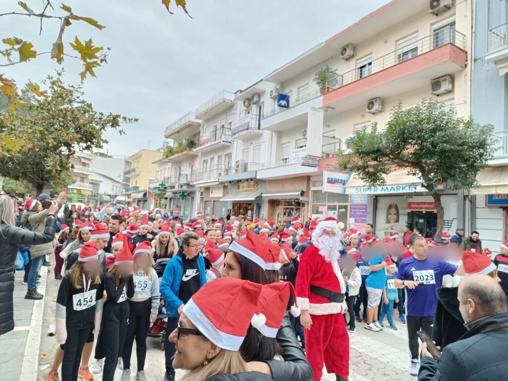 Μικροί και μεγάλοι Αγιοβασίληδες έτρεξαν στην Ηγουμενίτσα για καλό σκοπό – Πάνω από 1.500 συμμετοχές