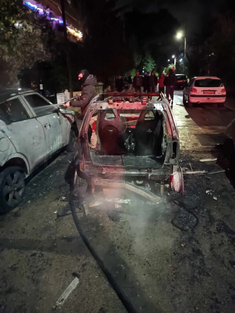 Στις φλόγες 3 αυτοκίνητα στα Βριλήσσια