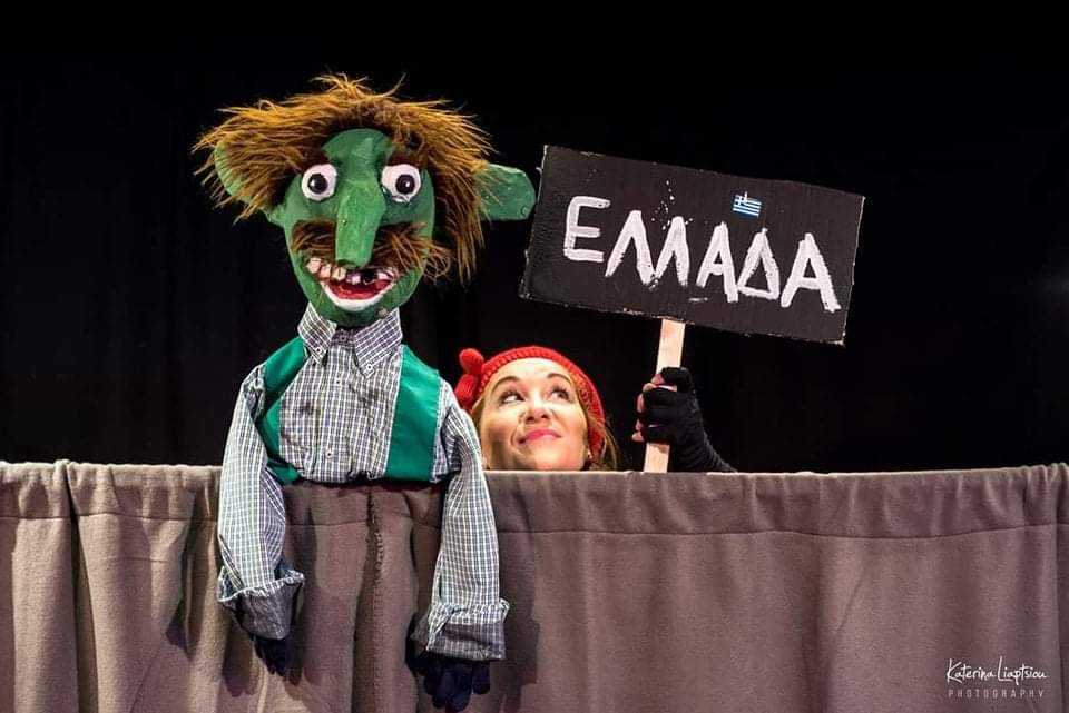 Χριστουγεννιάτικη παράσταση από τον δημοτικό κουκλοθίασο “Τιριτόμπα”