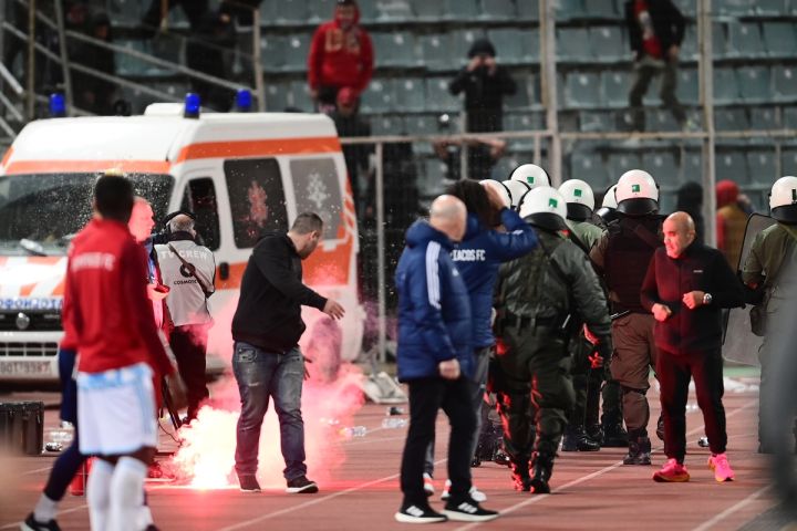 Βόλος – Ολυμπιακός: Απρόσμενη εξέλιξη στο 90+5′ λόγω επεισοδίων