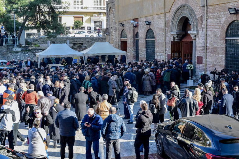 Τελευταίο χειροκρότημα για τον Βασίλη Καρρά: Πλήθος κόσμου με λουλούδια στο λαϊκό προσκύνημα