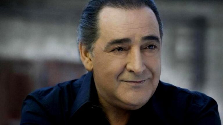 Θεσσαλονίκη: O κόσμος αποχαιρετά τον Βασίλη Καρρά – Σε λαϊκό προσκύνημα η σορός του