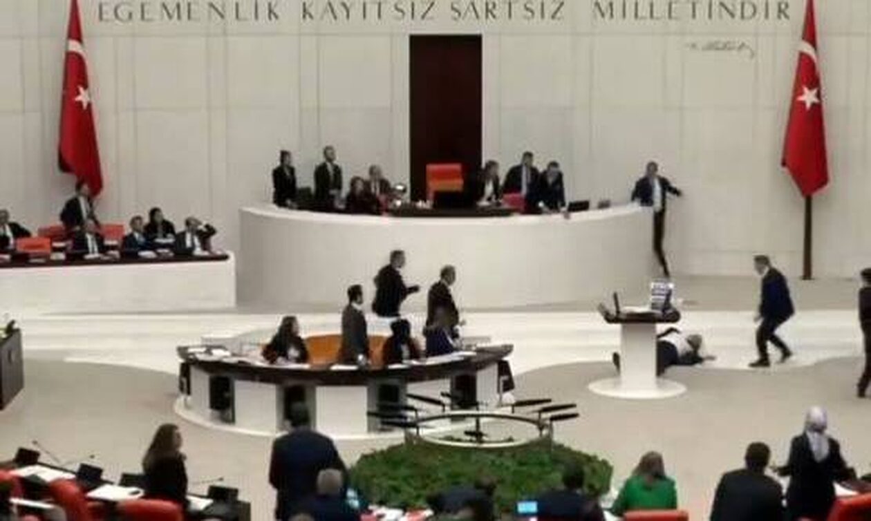 Τουρκία: Βουλευτής έπαθε καρδιακή προσβολή μέσα στο κοινοβούλιο και κατέρρευσε
