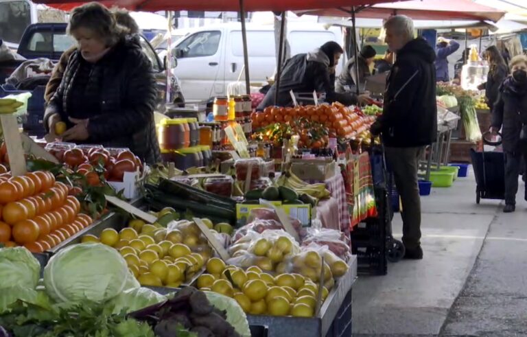 Χριστουγεννιάτικο τραπέζι: Έρευνα αγοράς για τις τιμές και περιορισμός ποσοτήτων από τους καταναλωτές